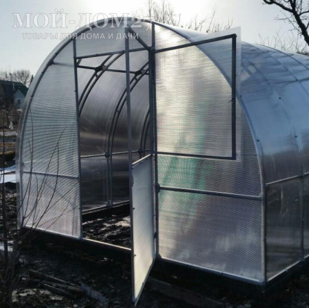 Теплица СверхПрочная Усиленная 4 метра с поликарбонатом | Мой-Дом27 | Каркас изготовлен из оцинкованной замкнутой трубы 20*20 мм.<br>
 Ширина - 3 метра. Высота - 2,1 метра. Длина 4 метра.<br>
 Выдерживаемая снеговая нагрузка - 300 кг/м2. Выдерживаемая ветровая нагрузка - до 22 м/с.<br>
 <b>Расстояние между дугами 0,65 метра. ДВОЙНАЯ ДУГА под дугой приварена еще одна дуга - толщина металла каждой дуги 1,2 мм.</b> Ширина двери 0,96 метра.<br>